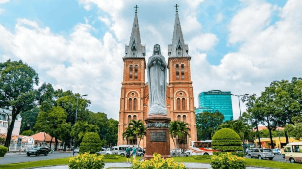 Khám Phá Mọi Nơi HCM Với Dịch Vụ Thuê Xe 7 Chỗ Chuyên Nghiệp Của Tín Quân Travel