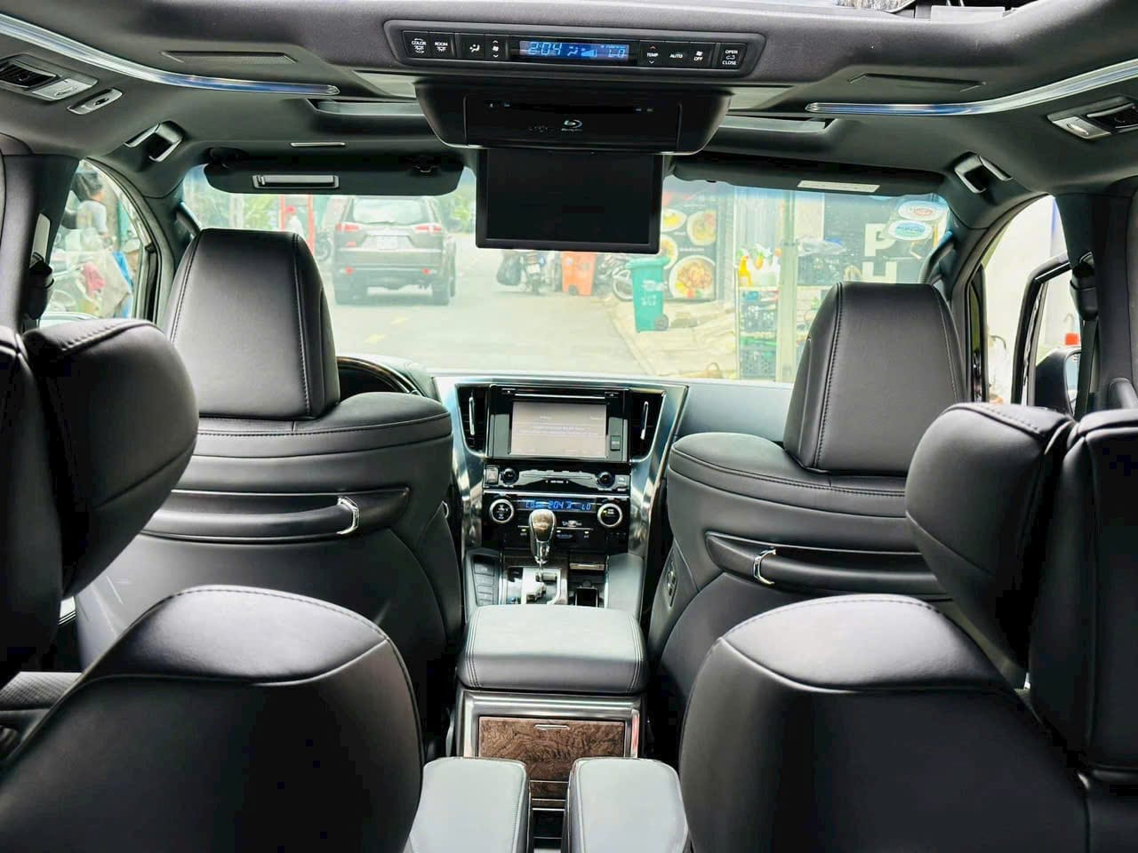 Khoang lái và nội thất trước xe Alphard